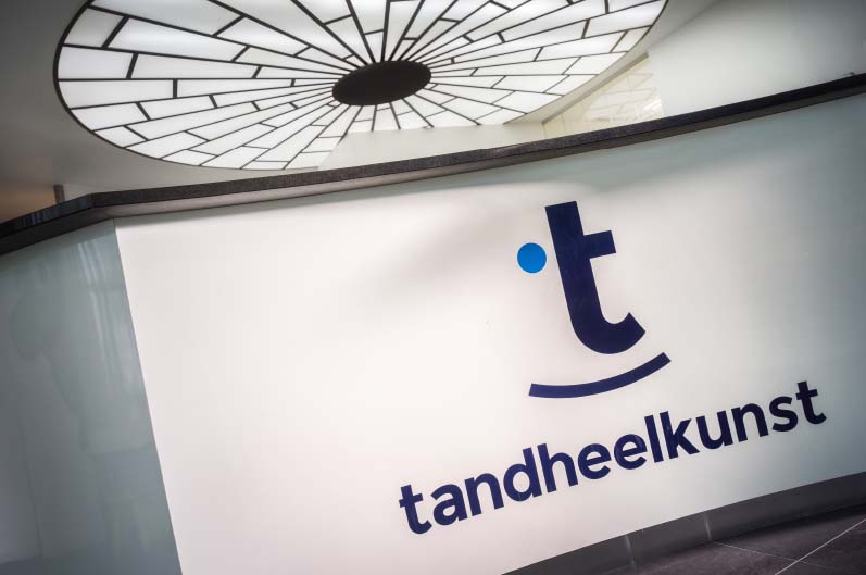 Logo op de muur
