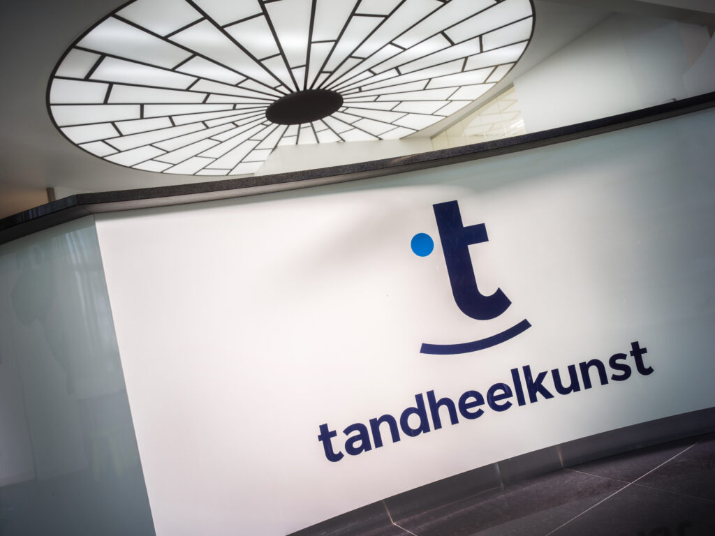 Tandheelkunst logo aan de muur